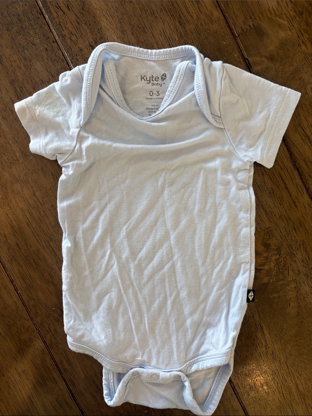 Kyte BABY Pale Blue (“Mist”) Short Sleeve Bodysuit. EUC. 0-3 mos.